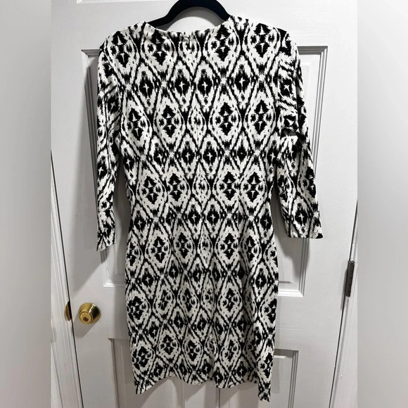 Size small J. McLaughlin Sophia dress in excellent like-new condition - Picture 3 of 5